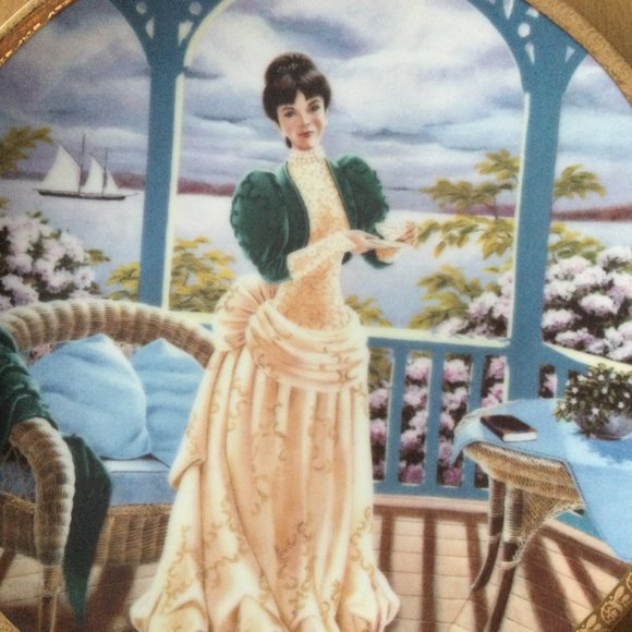 AVON president's club award plate "Mrs. Albee visits the Atlantic provinces" - Picture 3 of 5